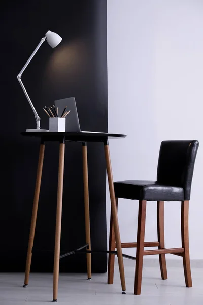 Salon intérieur avec un lieu de travail confortable près du mur — Photo