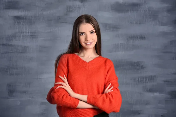 Porträt einer schönen lächelnden Frau auf grauem Hintergrund — Stockfoto
