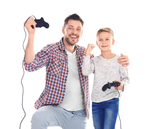 Ευτυχισμένος άνθρωπος και τον γιο του με τους ελεγκτές παιχνιδιών βίντεο σε λευκό φόντο — Φωτογραφία Αρχείου