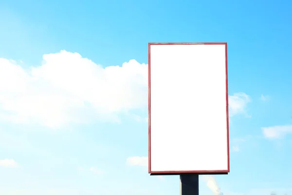 Puste reklama zarządu na zewnątrz przeciw błękitne niebo — Zdjęcie stockowe