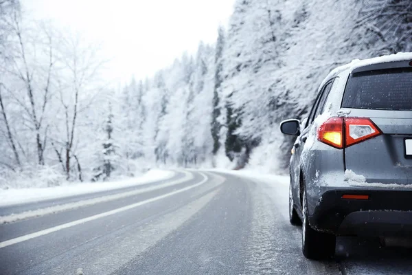 Αυτοκίνητο σε επαρχιακό δρόμο στο χιονισμένο καιρικές συνθήκες — Φωτογραφία Αρχείου