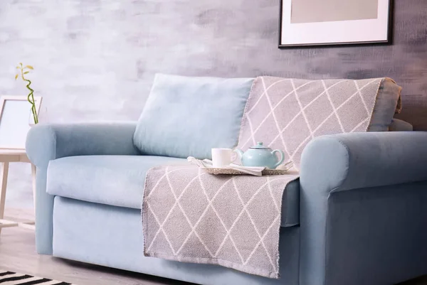 快適なソファーとトレンディな部屋のインテリア — ストック写真