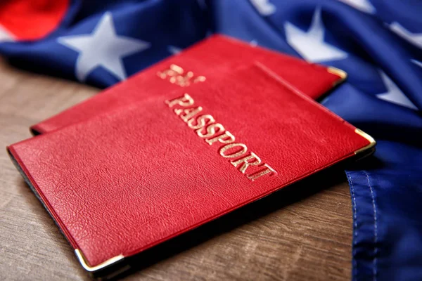 Passaporti e bandiera USA sul tavolo. Concetto di visto americano — Foto Stock