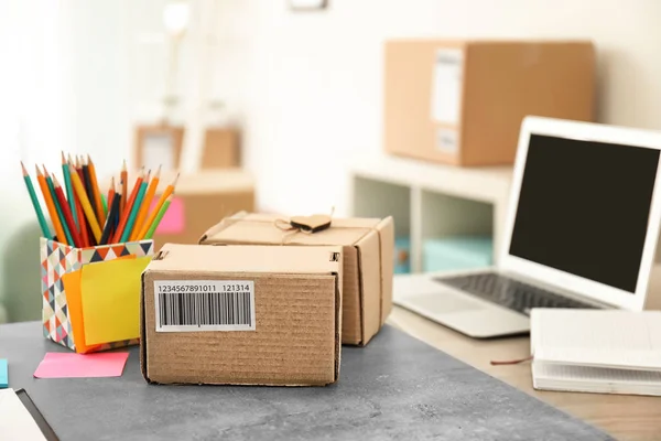 Percelen klaar voor verzending naar klanten op tafel in het kantoor aan huis. Startend bedrijf — Stockfoto