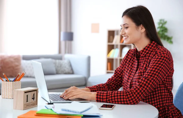 Young woman working in home office — Stock Photo, Image