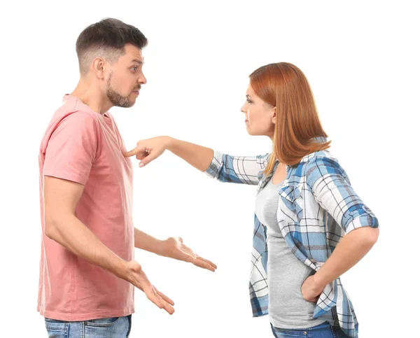 Unzufriedenes Paar bei Streit auf weißem Hintergrund — Stockfoto