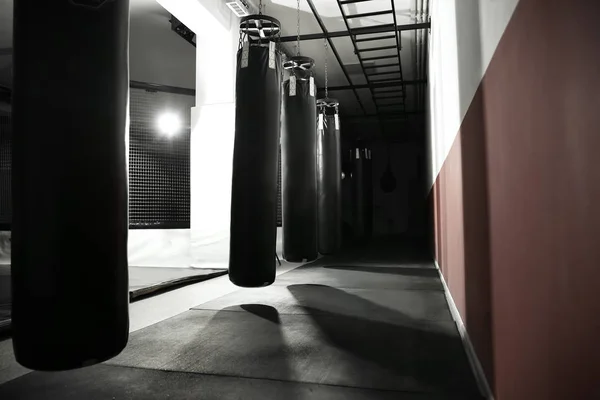 Interior do ginásio moderno com sacos de perfuração — Fotografia de Stock