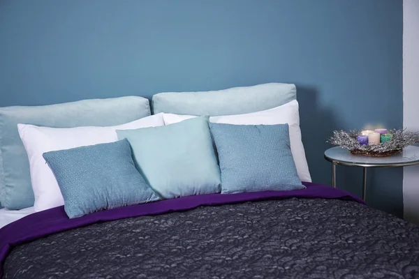 Bequemes Bett mit weichen Kissen drinnen — Stockfoto