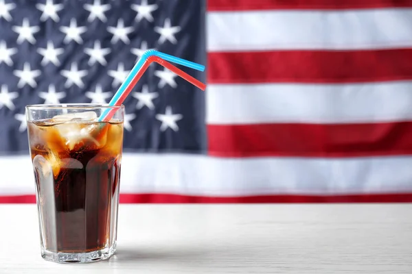 ABD bayrağı karşı masada soğuk kola bardak — Stok fotoğraf