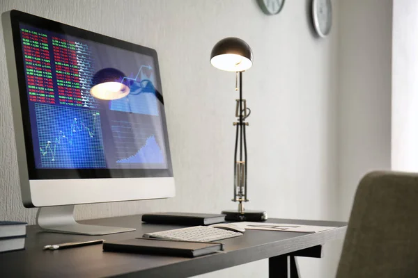 Moderne lieu de travail confortable avec ordinateur sur le bureau à la maison — Photo