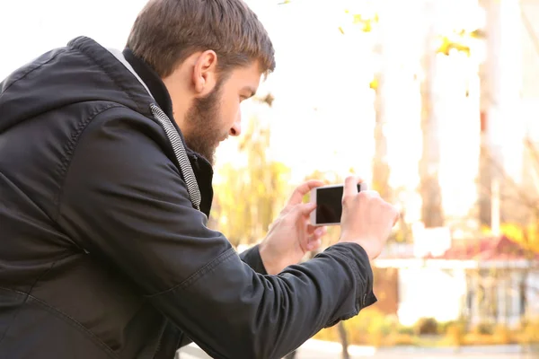 Hombre hipster de moda tomando fotos al aire libre —  Fotos de Stock