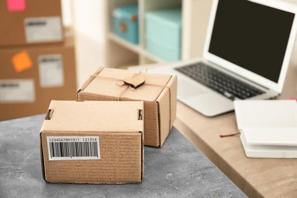 Pakete versandfertig auf dem Tisch im Homeoffice. Startup-Unternehmen — Stockfoto