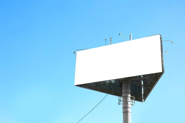 Bordo pubblicitario vuoto all'aperto contro il cielo blu — Foto Stock