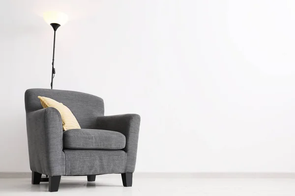 A nappali elegáns belső fala közelében kényelmes fotel — Stock Fotó