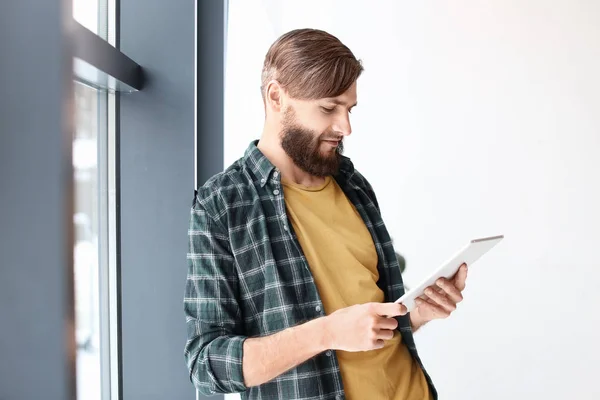 Porträtt av stilig man med tablett dator inomhus — Stockfoto