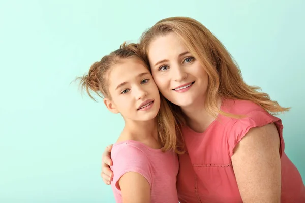 Retrato de mãe e filha feliz no fundo de cor — Fotografia de Stock