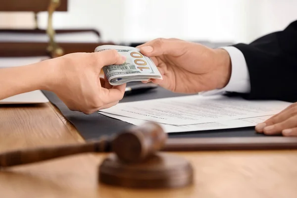 Male judge taking bribe from woman, closeup — Stock Photo, Image