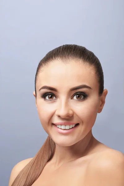 Schöne junge Frau mit Wimpernverlängerungen auf farbigem Hintergrund — Stockfoto
