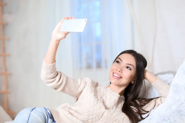 아름 다운 젊은 여자 집에서 휴대 전화를 가진 selfie를 복용 — 스톡 사진