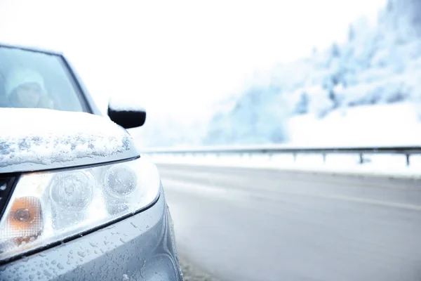 Vista frontal do carro na estrada do país em tempo nevado — Fotografia de Stock