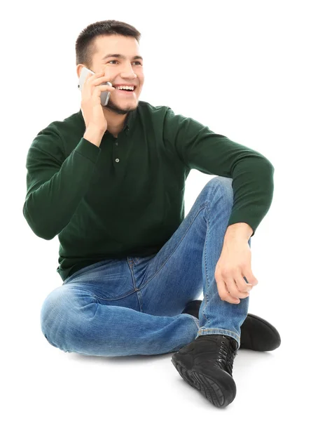 Hombre joven hablando en el teléfono celular contra fondo blanco —  Fotos de Stock