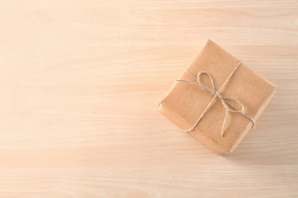 Paket-Geschenkbox auf Holztisch — Stockfoto