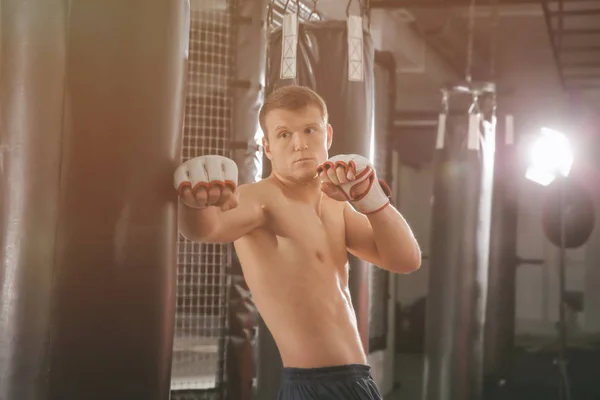 Męski bokser szkolenia z workiem w siłowni — Zdjęcie stockowe