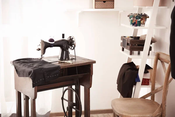 Taller a medida con máquina de coser vieja — Foto de Stock