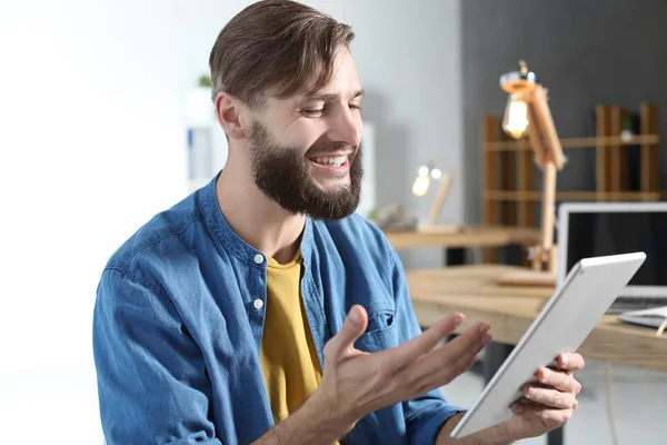 Tabletta számítógép bent jóképű férfi portréja — Stock Fotó