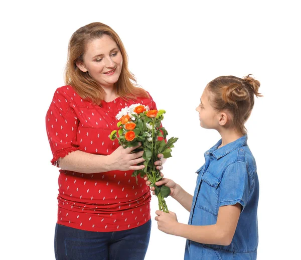Linda chica dando flores a su madre sobre fondo blanco — Foto de Stock