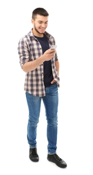 Hombre joven usando el teléfono celular contra el fondo blanco — Foto de Stock