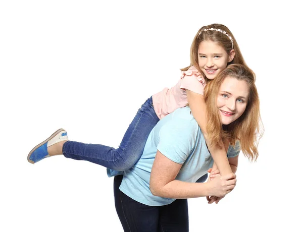 Feliz madre e hija divirtiéndose sobre fondo blanco —  Fotos de Stock