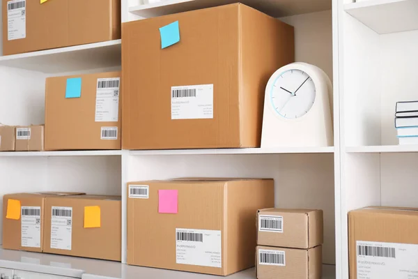 Estanterías con paquetes listos para su envío a los clientes en la oficina en el hogar. Empresas de nueva creación — Foto de Stock