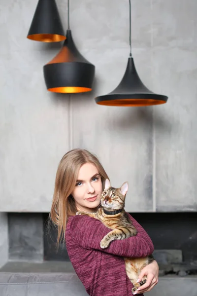 Portrait de belle jeune femme avec chat mignon à la maison — Photo