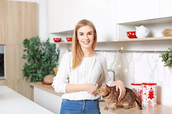 Piękna młoda kobieta z cute kota w kuchni — Zdjęcie stockowe