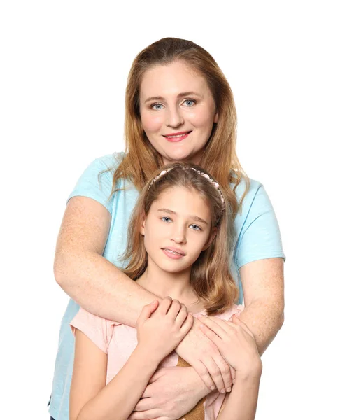 Porträtt av lycklig mor och dotter på vit bakgrund — Stockfoto