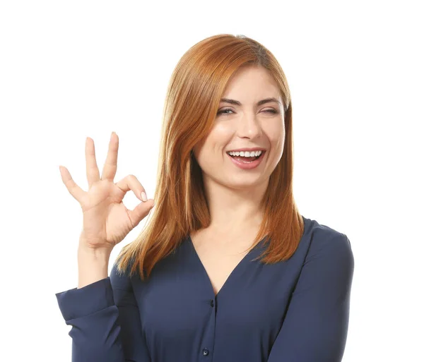 Retrato de bela mulher sorridente mostrando gesto OK no fundo branco — Fotografia de Stock