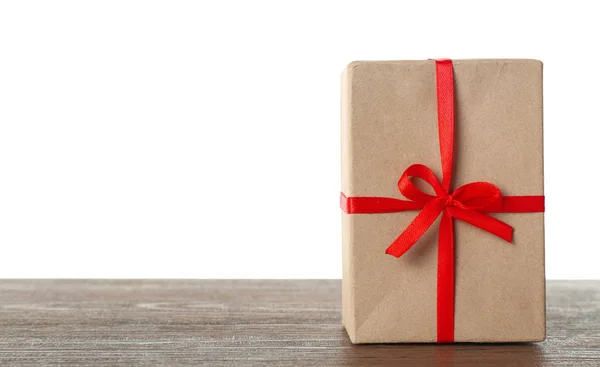 Paket-Geschenkbox auf Holztisch vor weißem Hintergrund — Stockfoto