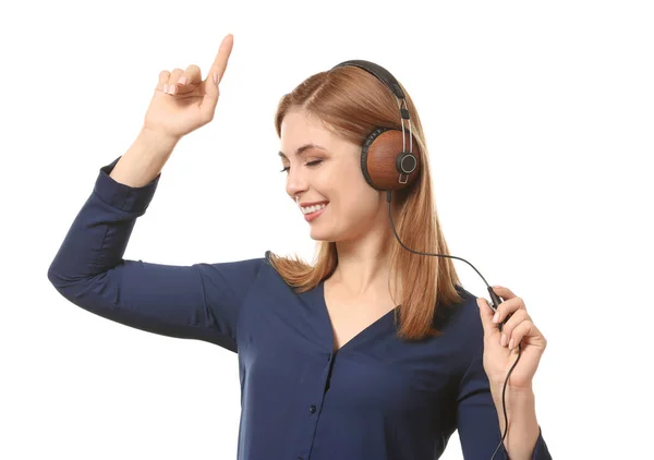 Portret van mooie lachende vrouw, luisteren naar muziek op witte achtergrond — Stockfoto