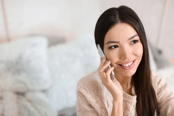 Piękna młoda kobieta rozmowy na telefon komórkowy w domu — Zdjęcie stockowe