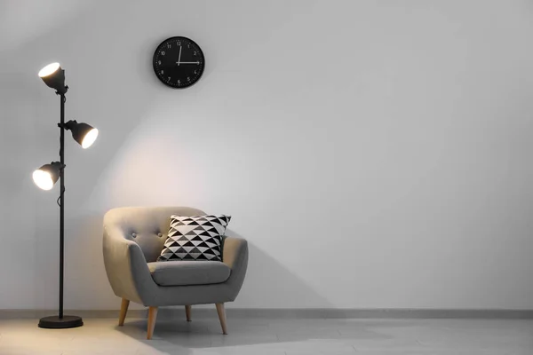 Elegant woonkamer interieur met comfortabele fauteuil in de buurt van de muur — Stockfoto