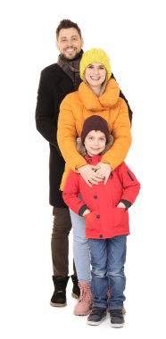 Mutlu aile beyaz zemin üzerine sıcak giysiler içinde. Kış tatili için hazır