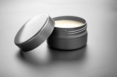 Kil saçları koyu arka plan üzerinde için ile jar