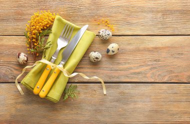 Çatal bıçak takımı ve yumurta Paskalya Tablo ayarı ahşap arka plan için dekore