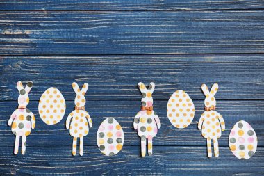 Easter bunnies ve ahşap zemin üzerine desenli kağıttan yapılmış yumurta