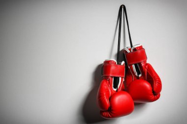 Açık renkli boks eldivenleri