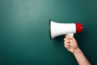 Kara tahta yakınındaki megafon tutan adam