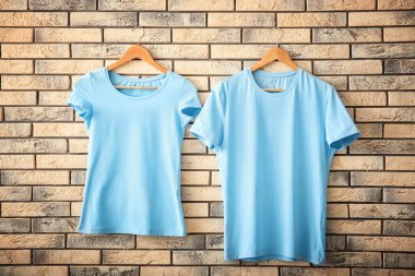 T-shirt üzerinde tuğla duvar arka planını renklendirin. Mockup tasarım için