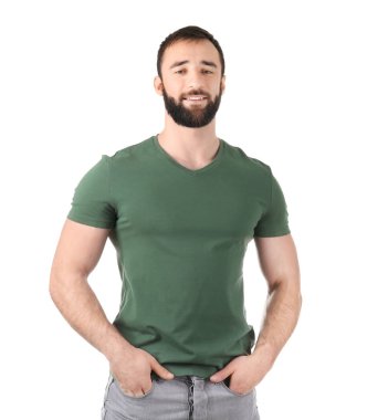 Beyaz arka plan üzerinde şık tişört genç adam. Mockup tasarım için