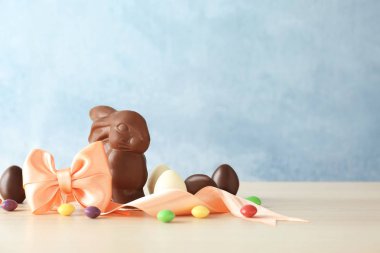 Çikolata Paskalya tavşanı ve şeker masada